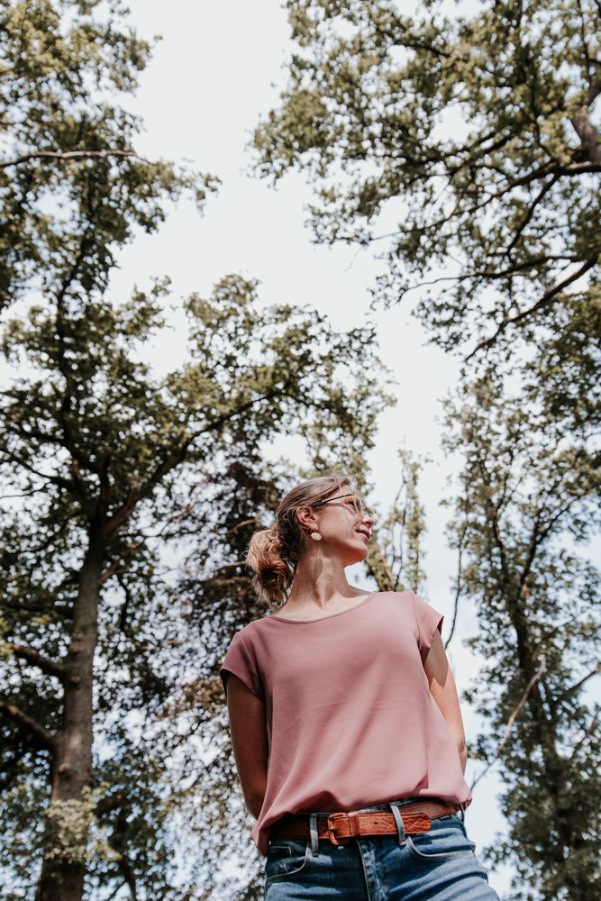 Davitha beeldend kunstenaar met bomen inspiratie