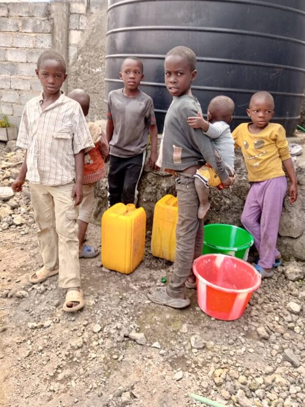 Tassen voor zuiver water, Action Uruma in Congo